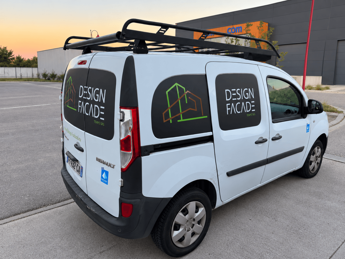 Lettrage adhésif sur un Renault Kangoo Design Façade, avec logo et marquage personnalisé sur les surfaces latérales et arrière du véhicule.