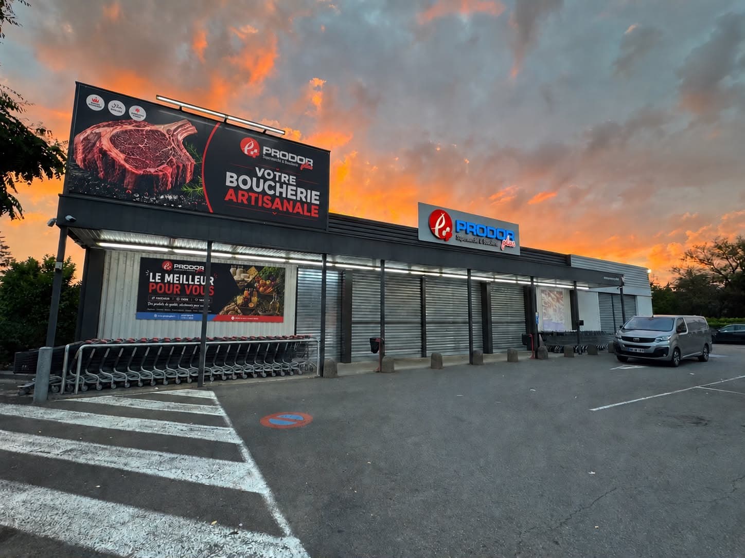 Façade du magasin Prodor Plus avec son nouveau panneau Dibond « Votre boucherie artisanale », installé en partie haute du bâtiment.