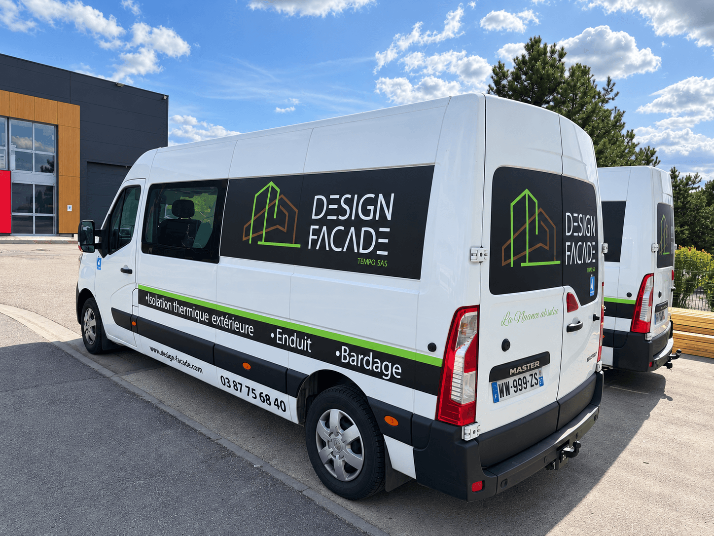 Lettrage véhicule personnalisé sur les utilitaires Design Façade, présentant les services d’isolation thermique extérieure, d’enduit et de bardage.