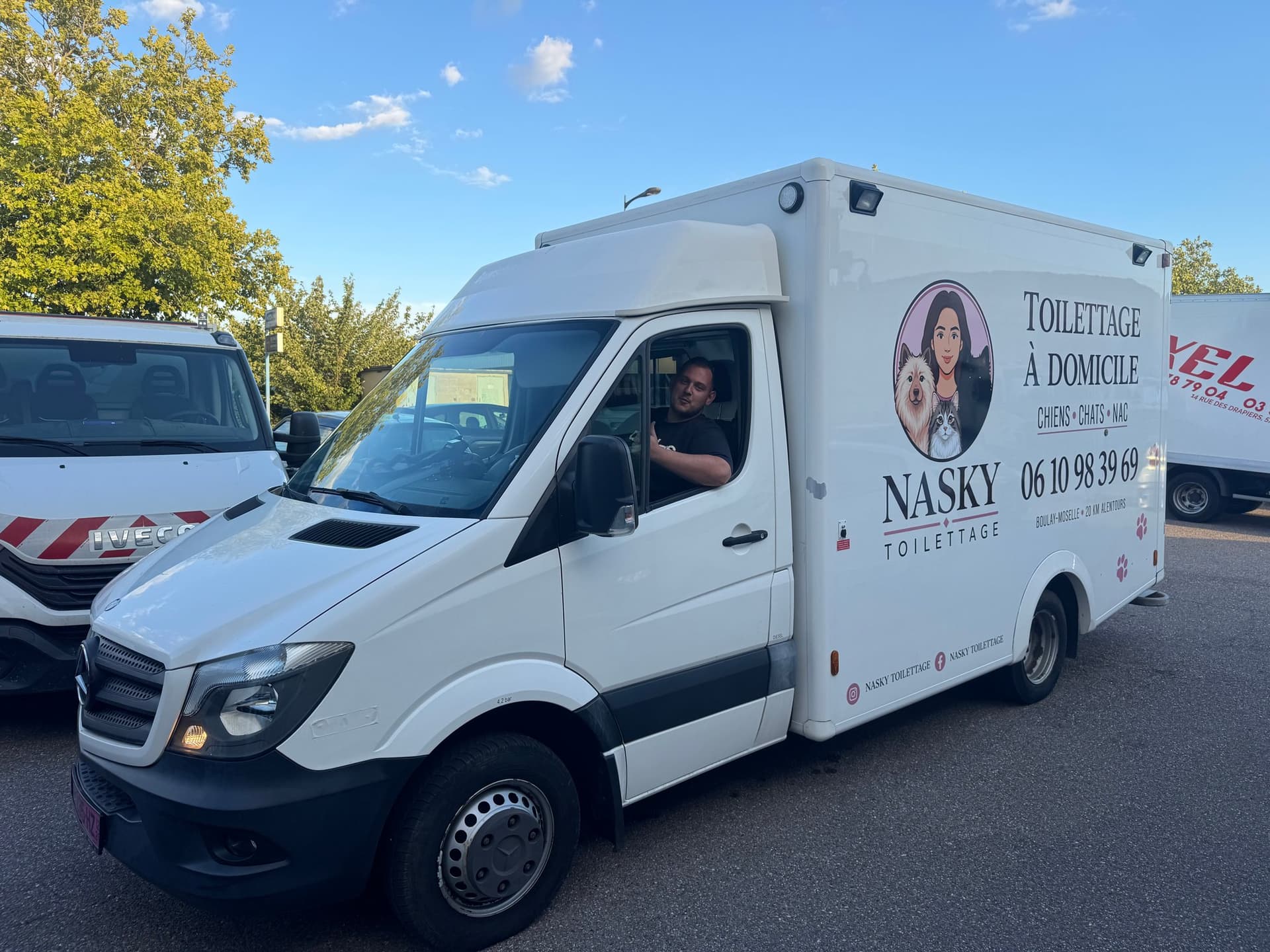 Marquage véhicule NASKY Toilettage avec logo, coordonnées et habillage adhésif pour un service de toilettage à domicile.