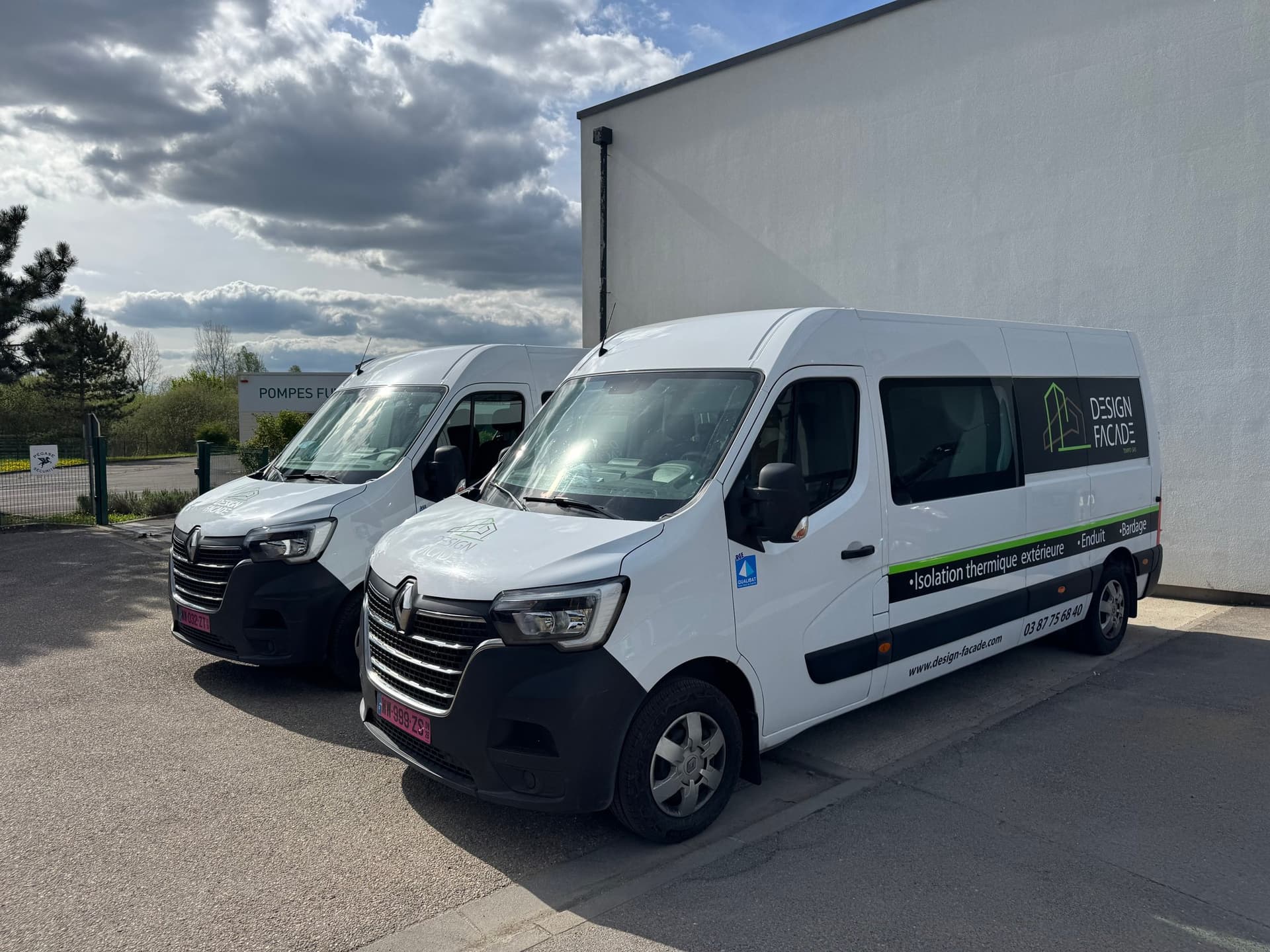 Flotte de véhicules utilitaires Renault Master Design Façade avec lettrage adhésif reprenant le logo, les couleurs et les prestations de l’entreprise.