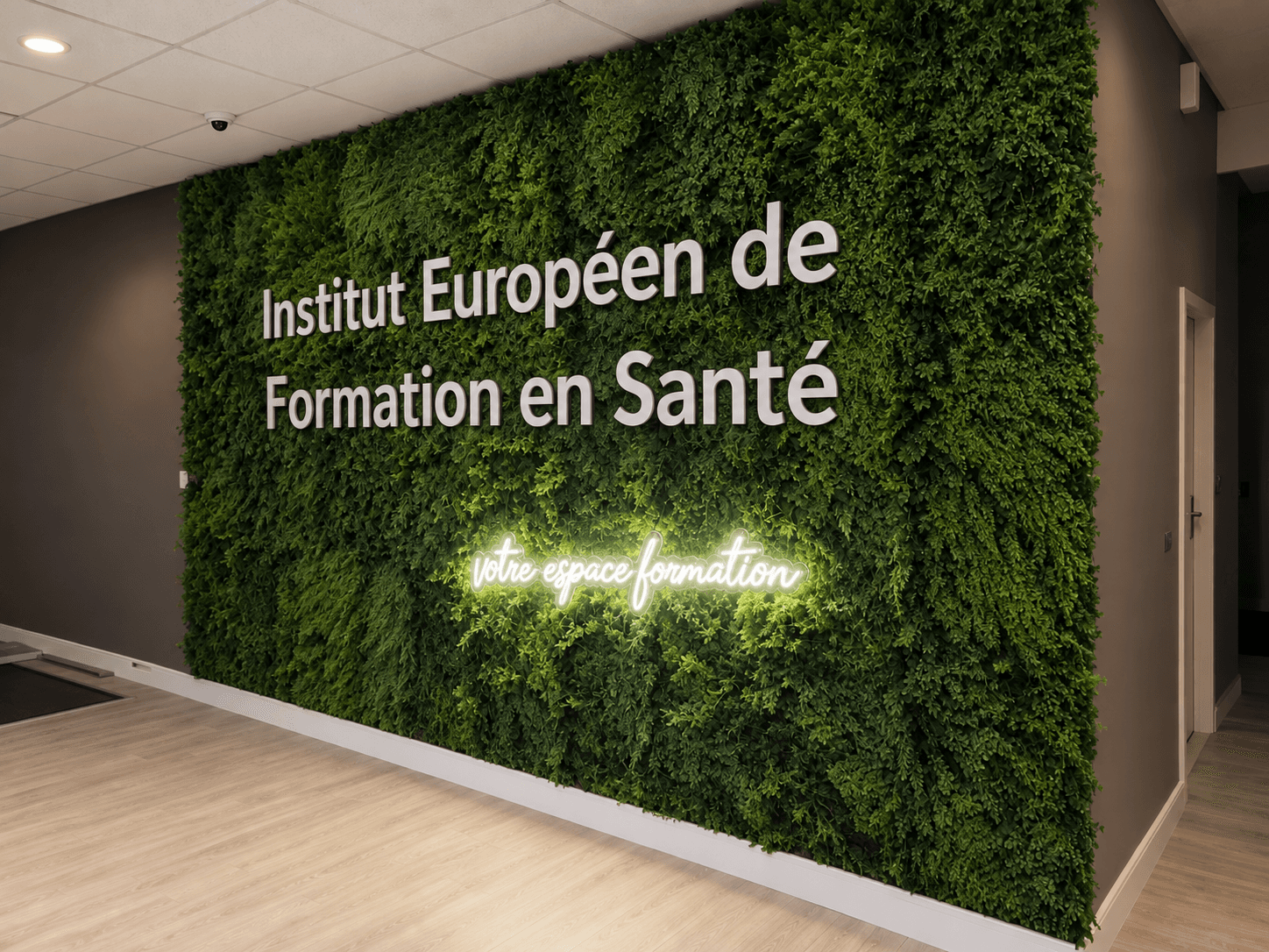 Mur végétal intérieur réalisé pour IEF Santé, avec lettrage en lettres Forex sur entretoises et néon LED personnalisé pour mettre en valeur l’identité du lieu.