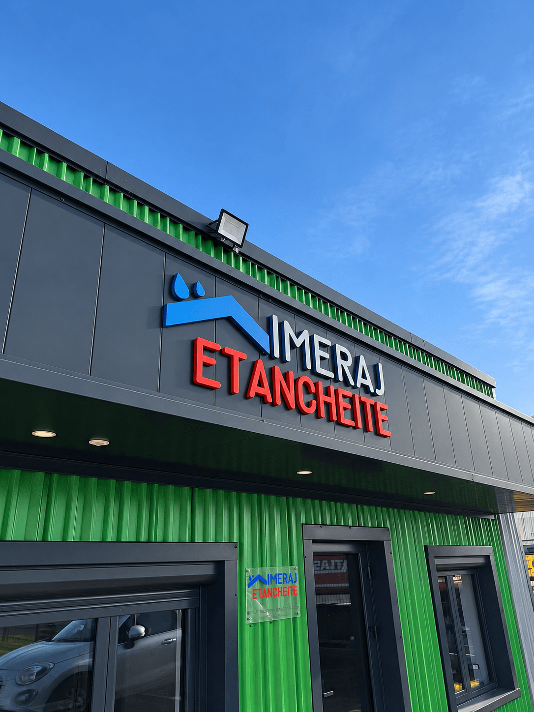 Enseigne lumineuse extérieure en lettres boîtiers
